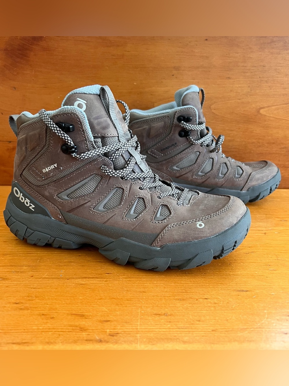Oboz Women's Sawtooth X Mid B-DRY hiking boot brown leather with blue lining 10